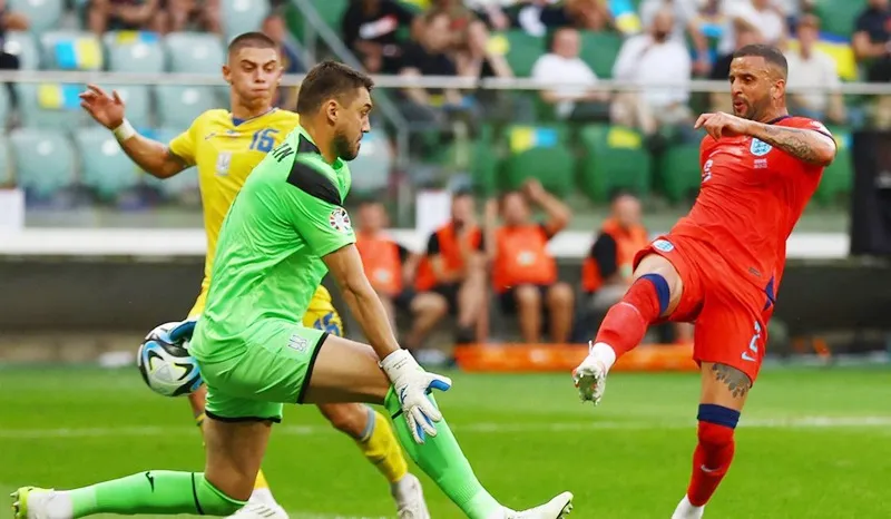 Hậu vệ kỳ cựu Kyle Walker bất ngờ công kích giới chuyên gia và truyền thông nước nhà.