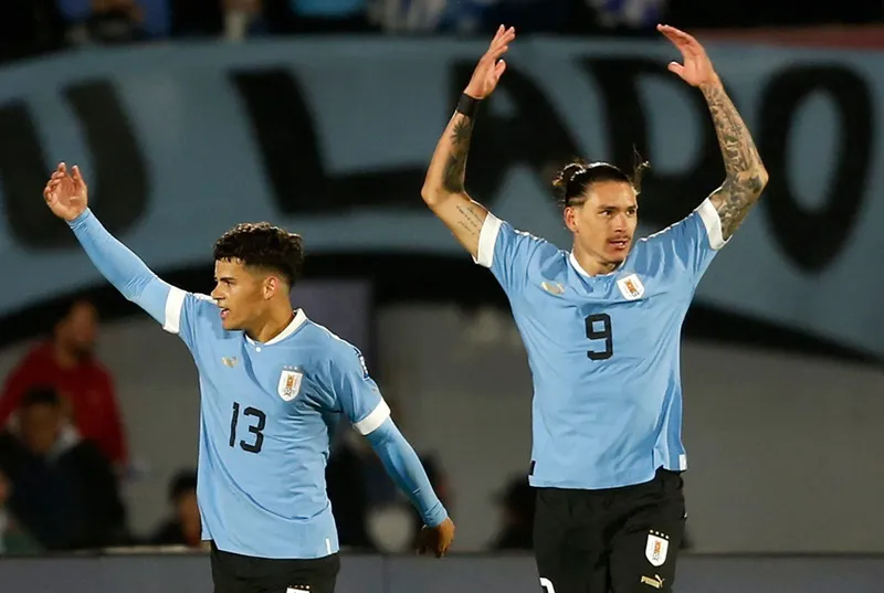 Uruguay thắng Brazil 2-0 và lấy luôn vị trí nhì bảng từ tay đối thủ. Uruguay thắng Brazil 2-0 và lấy luôn vị trí nhì bảng từ tay đối thủ.
