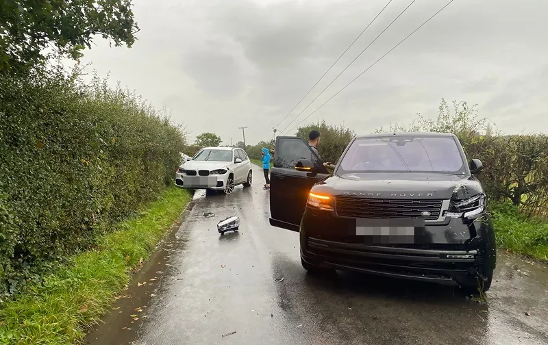 Alexander-Arnold đứng cạnh chiếc Range Rover màu đen của anh bị hư hỏng. Alexander-Arnold đứng cạnh chiếc Range Rover màu đen của anh bị hư hỏng.