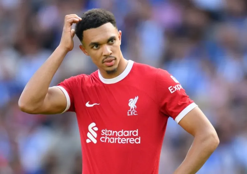 Trent Alexander-Arnold tránh được một tai nạn chết người khi đang lưu thông trong thời tiết mưa bão.