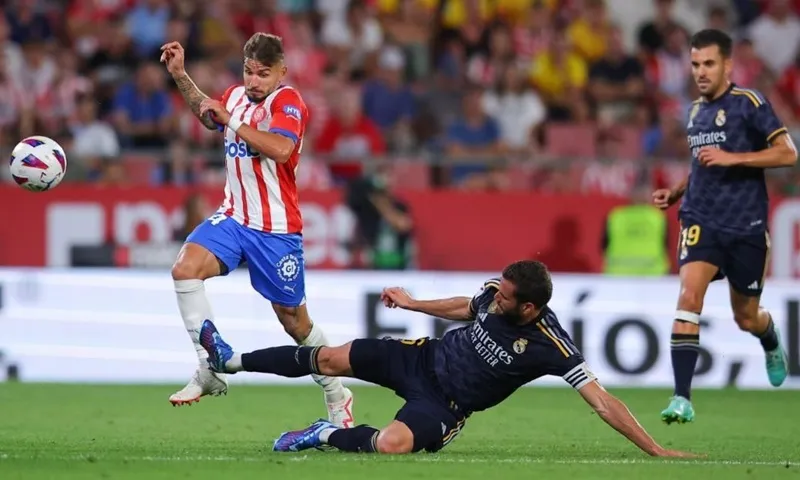 HLV Xavi Hernandez ngạc nhiên khi án treo giò của hậu vệ Nacho Fernandez được giảm bớt.