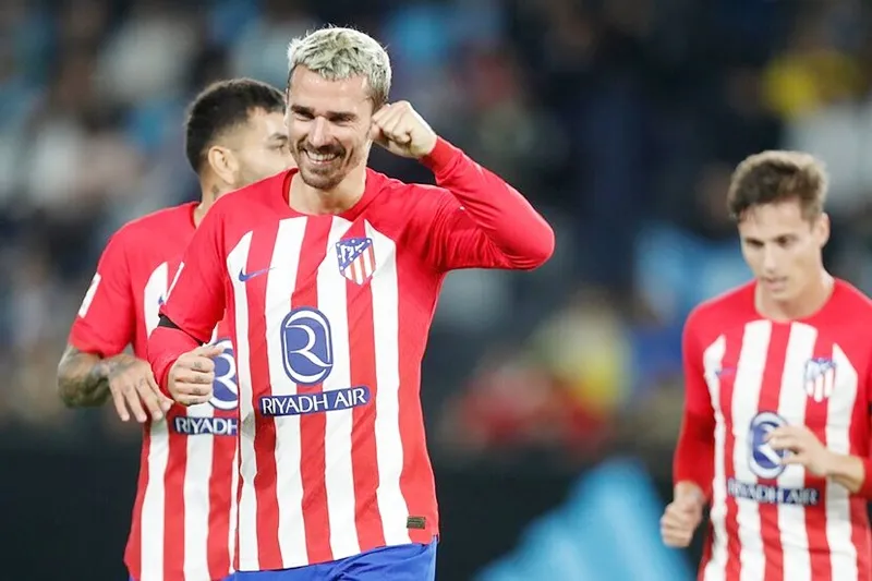 Antoine Griezman lập hat-trick giúp Atletico Madrid thắng 3-0 trước chủ nhà Celta Vigo. Antoine Griezman lập hat-trick giúp Atletico Madrid thắng 3-0 trước chủ nhà Celta Vigo.