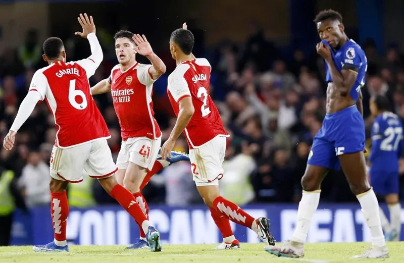 Arsenal vùng lên từ cách biệt 2 bàn thua để hòa 2-2 tại Chelsea và duy trì thành tích bất bại ở Premier League.
