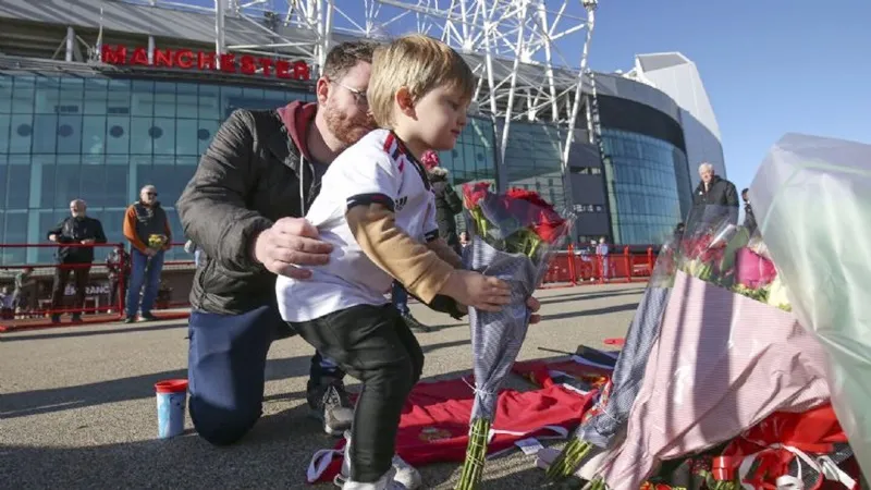 Man.United đang để tang cho cầu thủ vĩ đại nhất của mình Sir Bobby Charlton vừa qua đời ở tuổi 86.