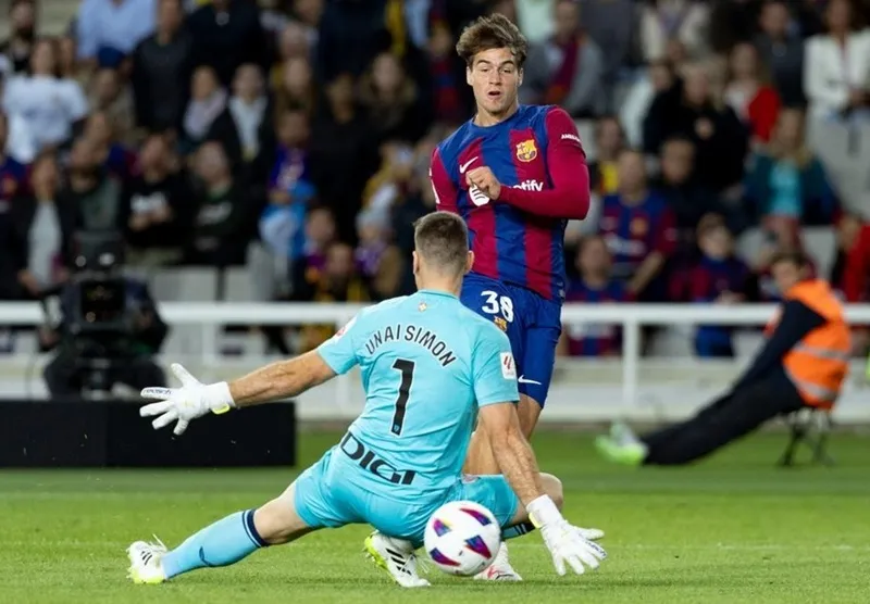 Marc Guiu trong khoảnh khắc ghi bàn duy nhất giúp Barcelona thắng Athletic Bilbao 1-0.