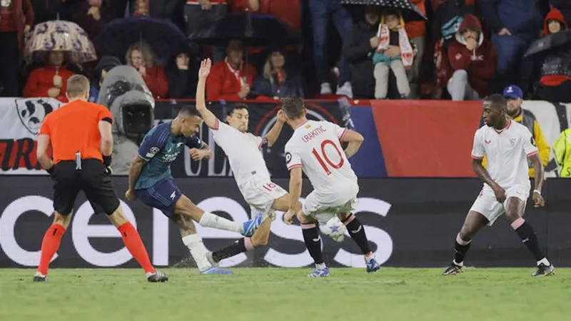 Gabriel Jesus có lần ra sân thứ 11 kể từ khi bình phục chấn thương vào đầu tháng 9 và ghi 4 bàn.