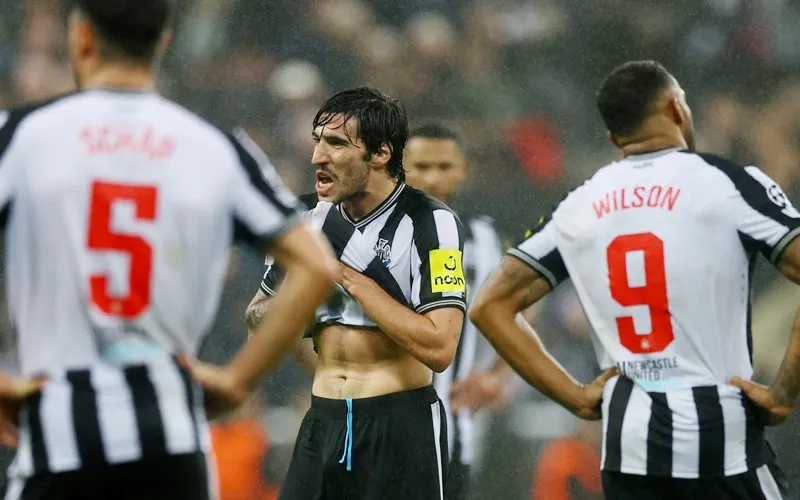 Newcastle đã được Borussia Dortmund “dạy” cho một kinh nghiệm quan trọng tại Champions League sau thất bại 0-1.