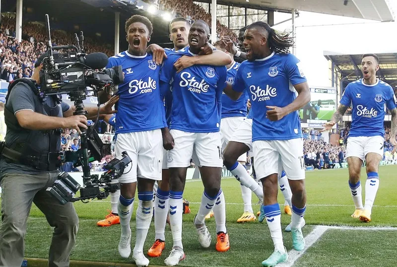 Everton cần phải tích lũy điểm số nhiều nhất có thể để đề phòng nguy cơ bị trừ 12 điểm.