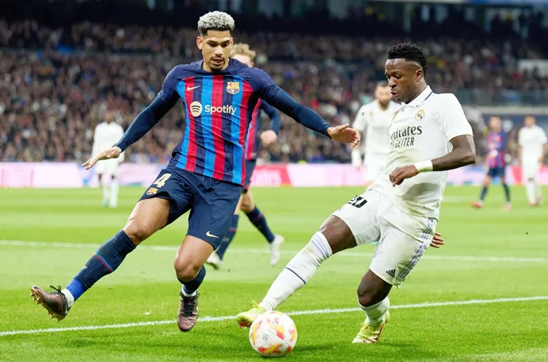 Ronald Araujo đối đầu Vinicius Junior tiếp tục là một trong những điểm nóng nhất trên sân.