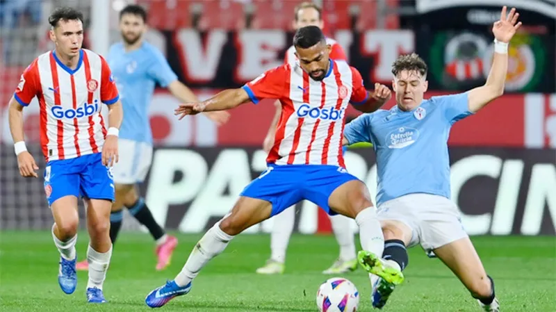 Girona (trái) đã trở lại ngôi đầu La Liga với chiến thắng 1-0 trước Celta Vigo.