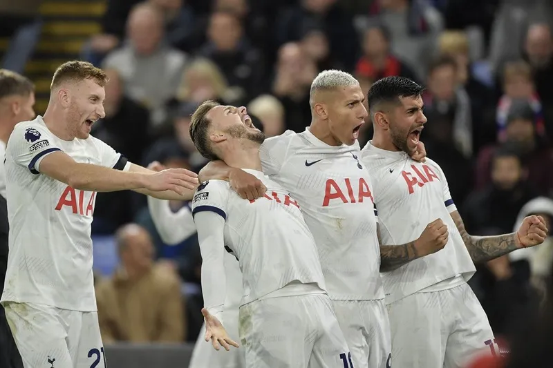 Tottenham tiếp tục khởi đầu bất bại ở Premier League với chiến thắng 2-1 trước Crystal Palace.