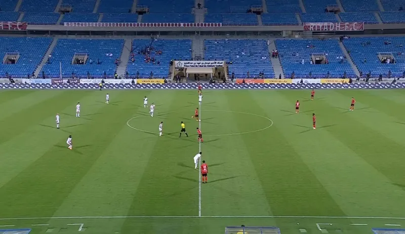 Nhiều sân đấu thoạt nhìn cứ như đang chơi trong thời dịch Covid-19.