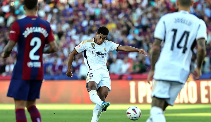 Jude Bellingham tung cú sút quyết đoán ghi bàn gỡ hòa tuyệt vời ở phút 68. Jude Bellingham tung cú sút quyết đoán ghi bàn gỡ hòa tuyệt vời ở phút 68.