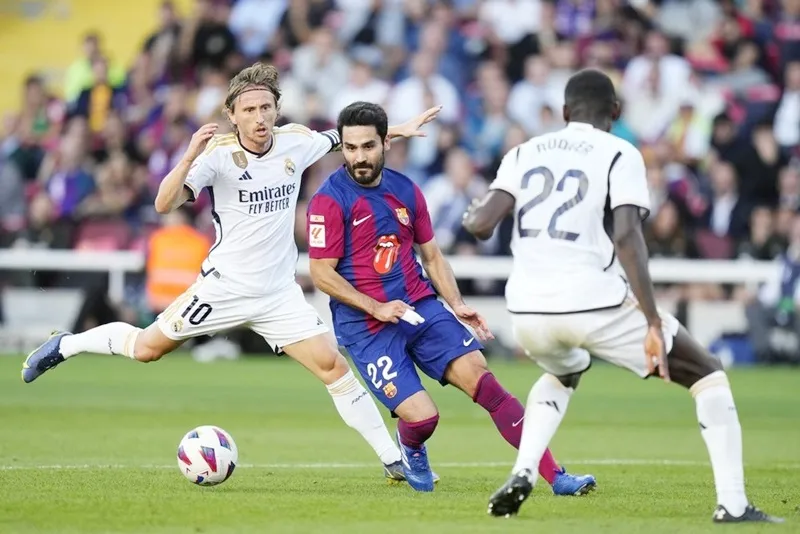 Ilkay Gundogan tin rằng các cầu thủ Barcelona phải thể hiện nhiều cảm xúc và tức giận hơn sau thất bại đáng thất vọng 1-2 trước Real Madrid.