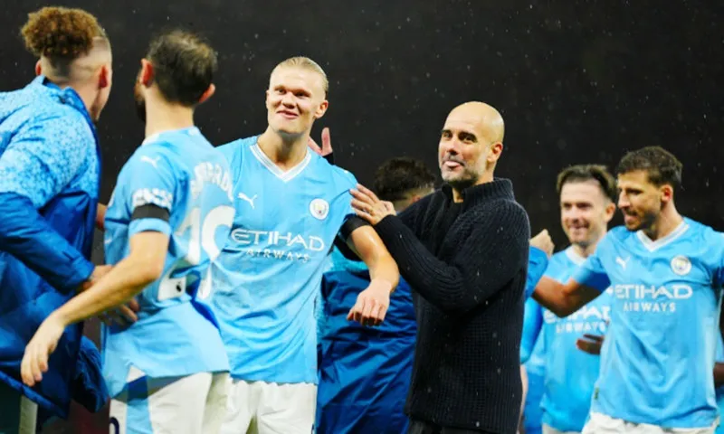 HLV Pep Guardiola cùng học trò ngạo nghễ sau chiến thắng dễ dàng ở Old Trafford.