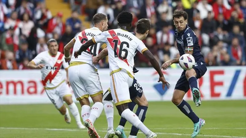 Sociedad bỏ lỡ cơ hội gây áp lực lên suất dự Champions League khi hòa 2-2 trên sân Vallecano.