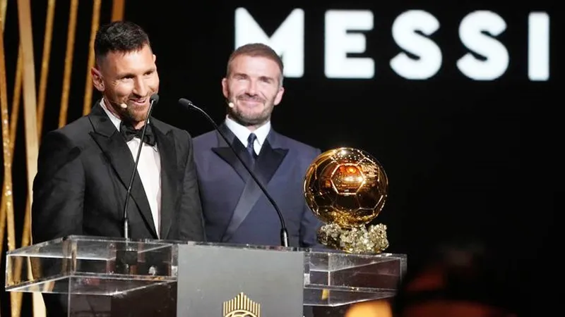 Lionel Messi nhận Quả bóng vàng 2023 từ David Beckham - một trong những chủ sở hữu của Inter Miami. Lionel Messi nhận Quả bóng vàng 2023 từ David Beckham - một trong những chủ sở hữu của Inter Miami.