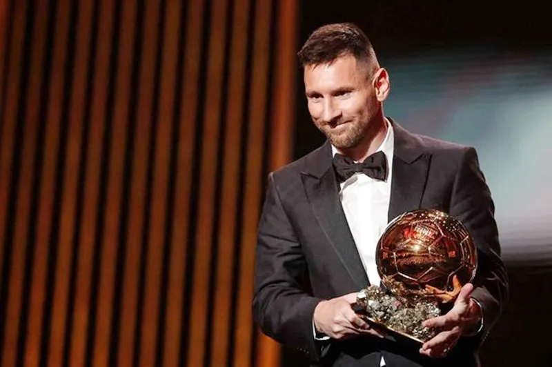 Lionel Messi giành được Quả bóng vàng nam thứ 8 và là một kỷ lục có thể sẽ mãi trường tồn.