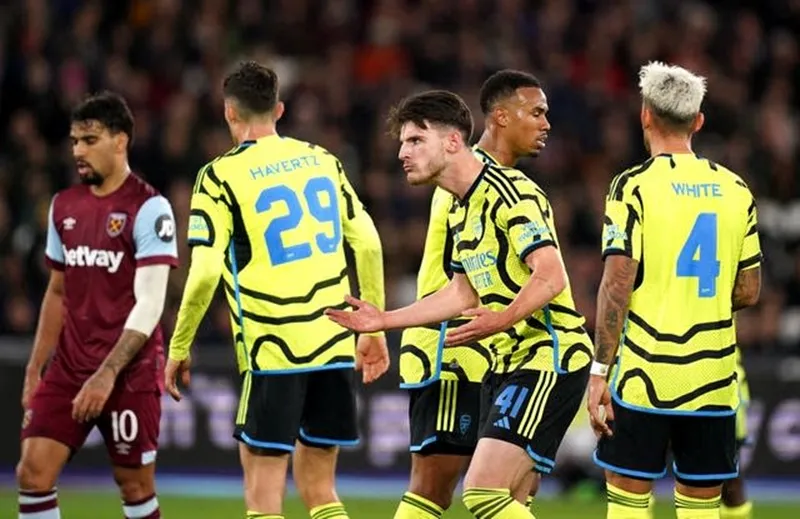 Arsenal thua nặng nề 1-3 trên sân West Ham và dừng bước trước tứ kết cúp Liên đoàn.