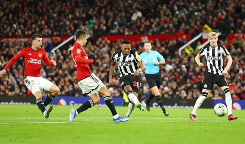 Newcastle phục thù ngoạn mục để biến Man.United thành cựu vô địch cúp Liên đoàn.