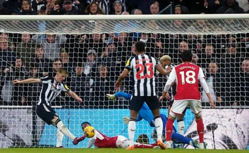 Anthony Gordon ghi bàn giúp Newcastle buộc Arsenal thua trận đầu tiên ở Premier League.