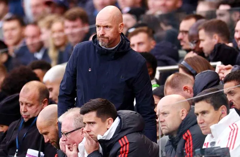 HLV Erik ten Hag ca ngợi đội trưởng Bruno Fernandes là “tấm gương sáng”.