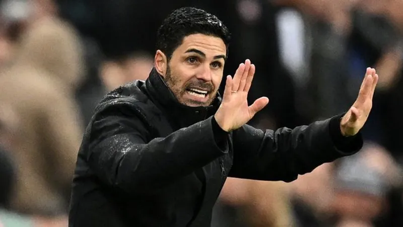 HLV Mikel Arteta của Arsenal tỏ ra rất tức giận trước quyết định công nhận bàn thắng.