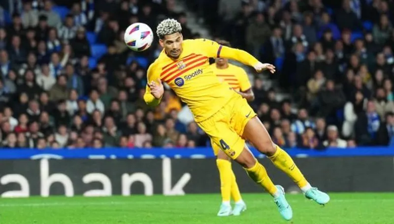 Trung vệ Ronald Araujo đánh đầu ghi bàn thắng duy nhất của trận đấu ở phút 90+2.