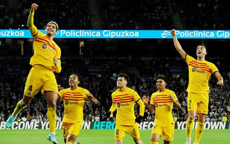 Trung vệ Ronald Araujo ghi bàn ở phút bù giờ giúp Barcelona thắng 1-0 trên sân Sociedad. 