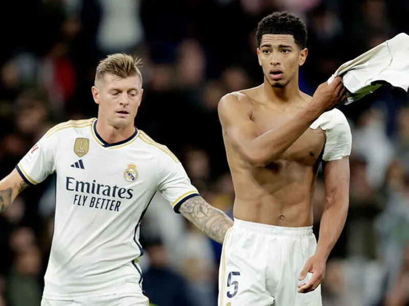 Jude Bellingham và cái vai băng bó là nỗi lo của người hâm mộ Real Madrid. Jude Bellingham và cái vai băng bó là nỗi lo của người hâm mộ Real Madrid.