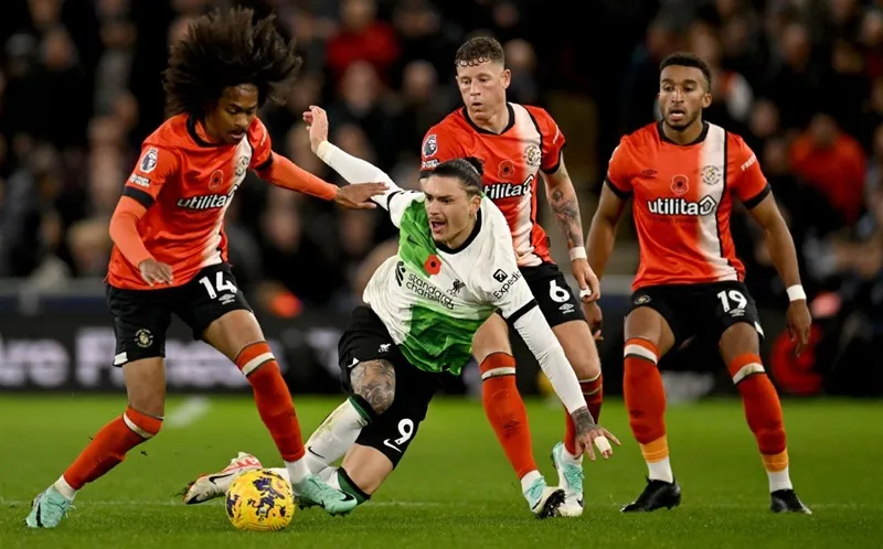 Darwin Nunez tiếp tục gây thất vọng bởi sự kém duyên và dứt điểm vụng về khó tin.