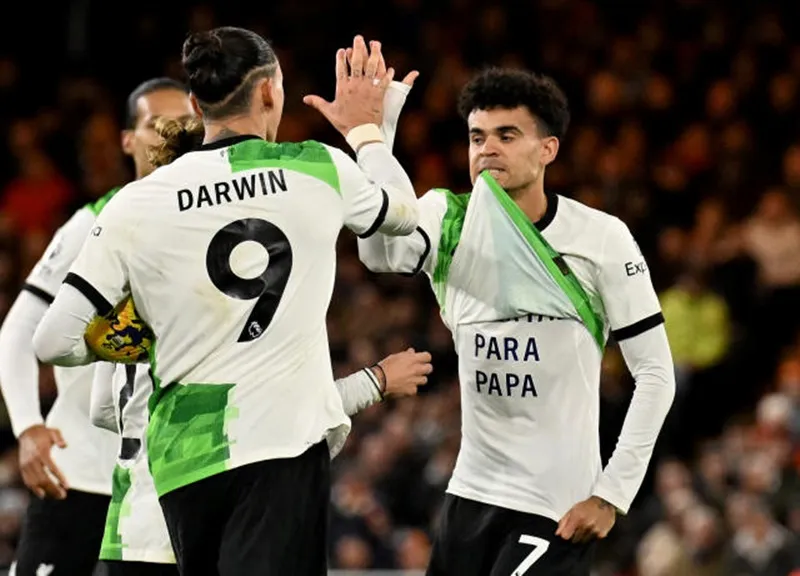 Luis Diaz ghi bàn gỡ hòa 1-1 cho Liverpool ở phút 90+5 trên sân Luton.