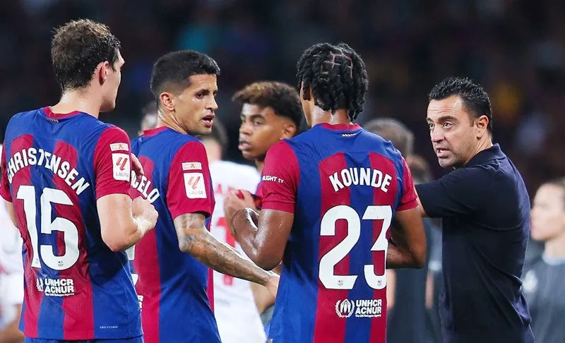 HLV Xavi Hernandez đánh giá Barcelona chỉ đi được một nửa hành trình tìm lại vị thế hàng đầu thế giới.