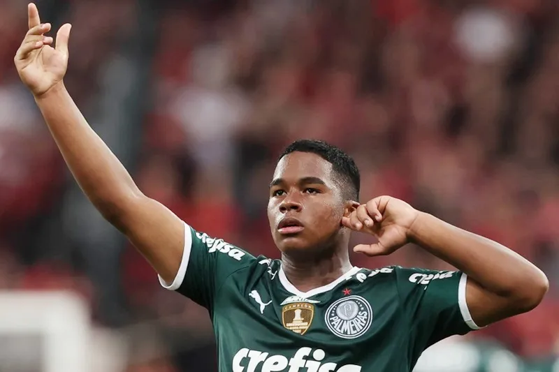 HLV Fernando Diniz bất ngờ lần đầu triệu tập tiền đạo 17 tuổi Endrick đang chơi cho Palmeiras. HLV Fernando Diniz bất ngờ lần đầu triệu tập tiền đạo 17 tuổi Endrick đang chơi cho Palmeiras.