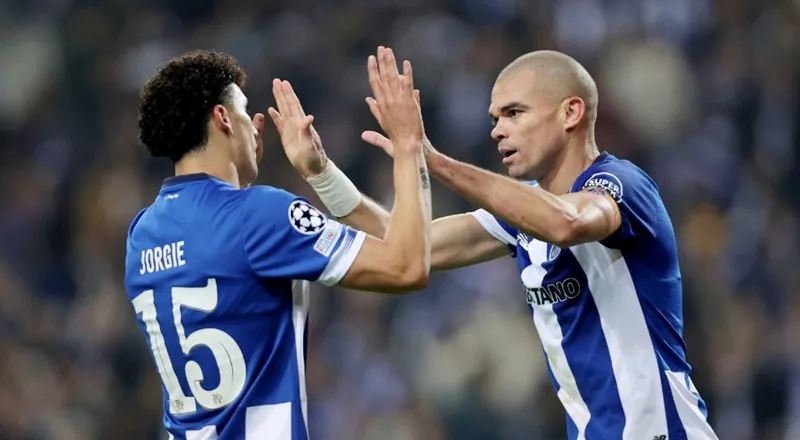Pepe của Porto trở thành cầu thủ lớn tuổi nhất ghi bàn tại Champions League.