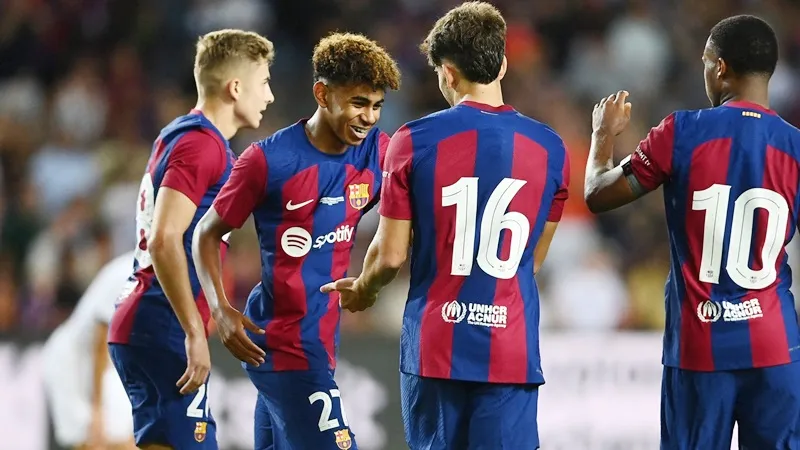 HLV Xavi xây dựng một Barcelona trẻ trung nhưng chơi thứ bóng đá chất lượng hàng đầu.