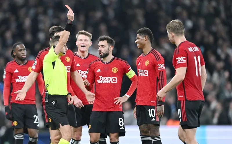 Chiếc thẻ đỏ của Marcus Rashford khiến Man.United thua ngược 3-4 tại Copenhagen.