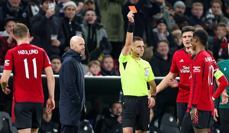 HLV Erik ten Hag chỉ trích quyết định rút thẻ đỏ dành cho Marcus Rashford là quá khắc nghiệt.