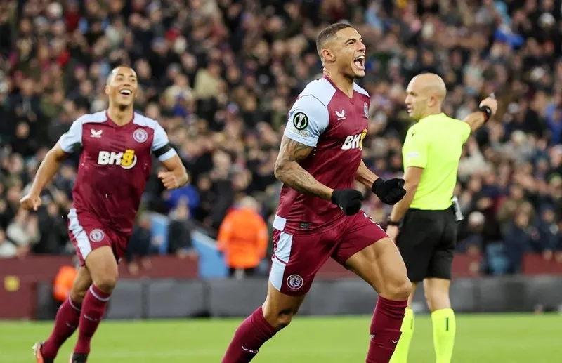 Aston Villa có màn ngược dòng ghi chiến thắng 2-1 trước AZ Alkmaar.