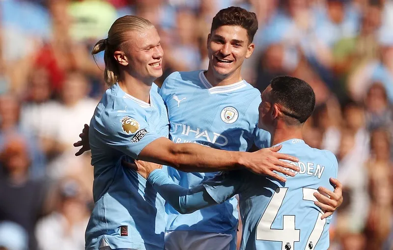 Julian Alvarez giành “cú ăn ba” bên cạnh Erling Haaland tại Man.City.