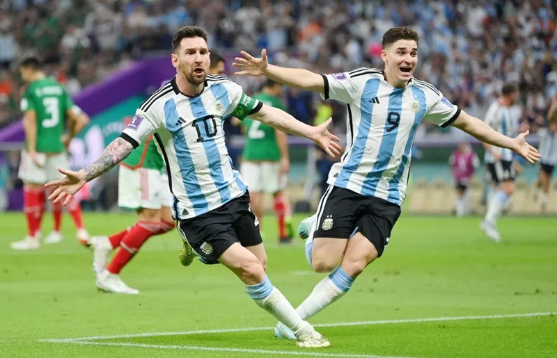 Julian Alvarez chơi cạnh LioneL Messi trong hành trình thắng World Cup 2022. Julian Alvarez chơi cạnh LioneL Messi trong hành trình thắng World Cup 2022.