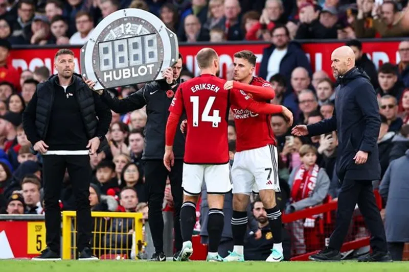 HLV Erik ten Hag chứng kiến Christian Eriksen rời sân vì chấn thương.