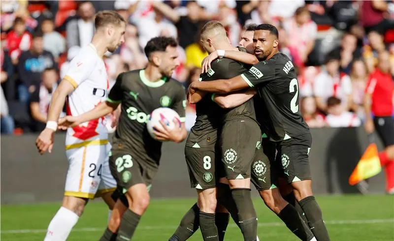 Girona đã ngược dòng thắng 2-1 tại Rayo Vallecano và tiếp tục củng cố ngôi đầu La Liga.