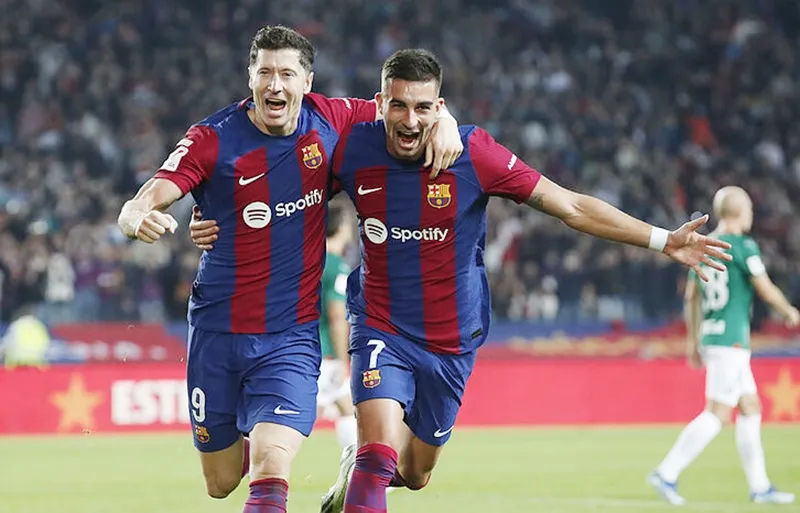 Robert Lewandowski ghi cú đúp giúp Barcelona vùng lên đánh bại Alaves 2-1.