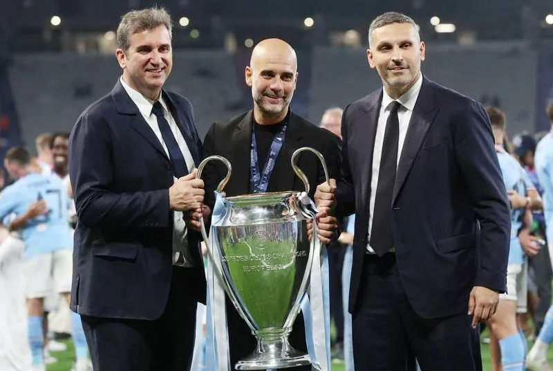Khaldoon Al Mubarak (phải) ăn mừng chiếc cúp “tai voi” danh giá đầu tiên trong lịch sử Man.City.