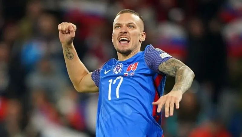 Slovakia vượt qua Iceland với tỷ số 4-2 để nối gót Bồ Đào Nha giành suất trực tiếp tại bảng J.