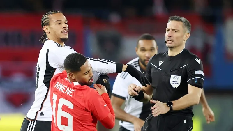 Leroy Sane bị đuổi khỏi sân khiến diễn biến càng trở nên tồi tệ hơn đối với tuyển Đức.