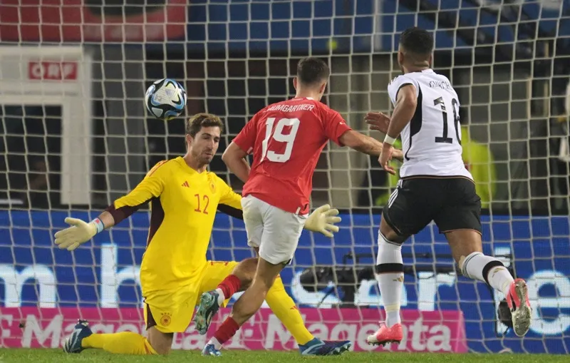 Christoph Baumgartner giúp tuyển Áo kết liễu người hàng xóm Đức đang trong khủng hoảng. Christoph Baumgartner giúp tuyển Áo kết liễu người hàng xóm Đức đang trong khủng hoảng.