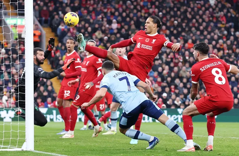 Virgil van Dijk tìm lại phong độ đã thiết lập lại sự vững chắc nơi hàng phòng ngự Liverpool.