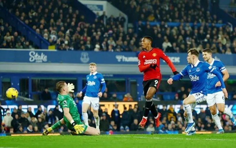 Anthony Martial ghi bàn đầu tiên ở Premier League mùa này ấn định chiến thắng 3-0 trước Everton.